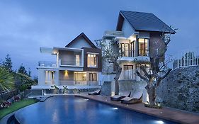 Azcarya Villa